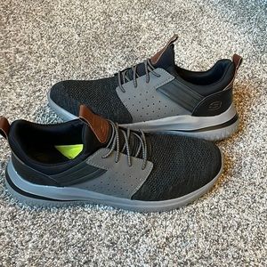 Skechers Classic Fit Delson Camben